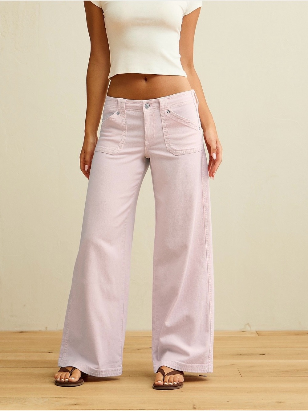 AE Low-Rise Ultra Wide-
Leg Pant in Pink 00Reg